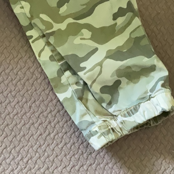 Ladies camouflage jeans with side and back pockets and elastic around ankle - Picture 2 of 4